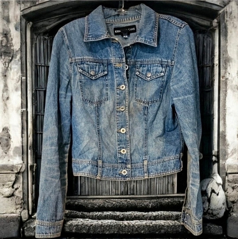 Express Jeans Distressed Vintage Cropped Jean Jacket. Size M